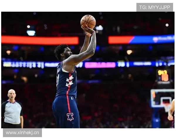 乔尔·恩比德低位背打拉开差距 提升球队关键时刻得分效率